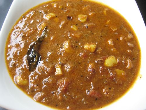 Poondu Kuzhambu / Garlic in Tamarind Gravy