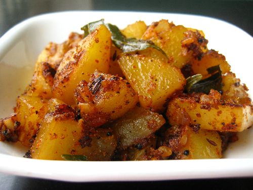 Garlic Potato Stir Fry / Poondu Urulai Kilangu Varuval